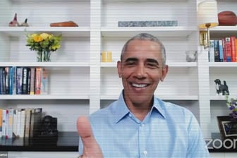 Barack Obama spricht in einem Video-Anruf zu Studenten. Im Heute-Journal sagte er nun, sein Nachfolger Donald Trump werde überschätzt.