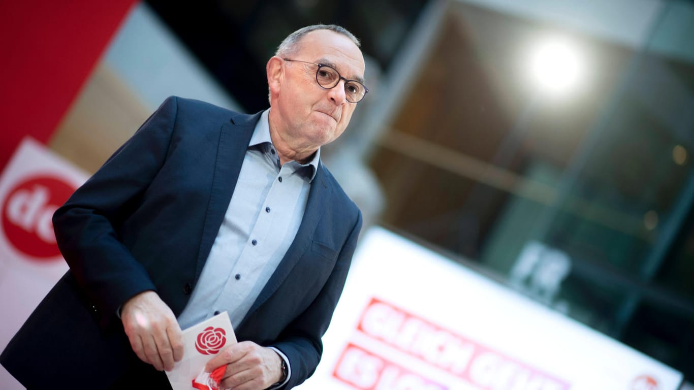 Norbert Walter-Borjans in der SPD-Parteizentrale. Er übt scharfe Kritik an den Herstellern von Impfstoffen.