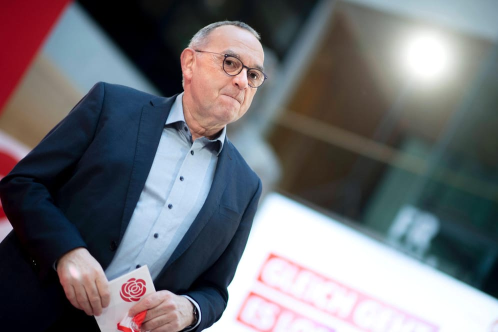 Norbert Walter-Borjans in der SPD-Parteizentrale. Er übt scharfe Kritik an den Herstellern von Impfstoffen.