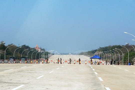 Soldaten sperren eine Straße in der Hauptstadt Naypyitaw.
