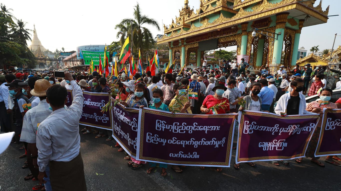 Proteste aus beiden politischen Lagern waren bei den vergangenen Wahlen an der Tagesordnung. Hier demonstrieren Anhänger der Militärs in Yangon (Archivbild)