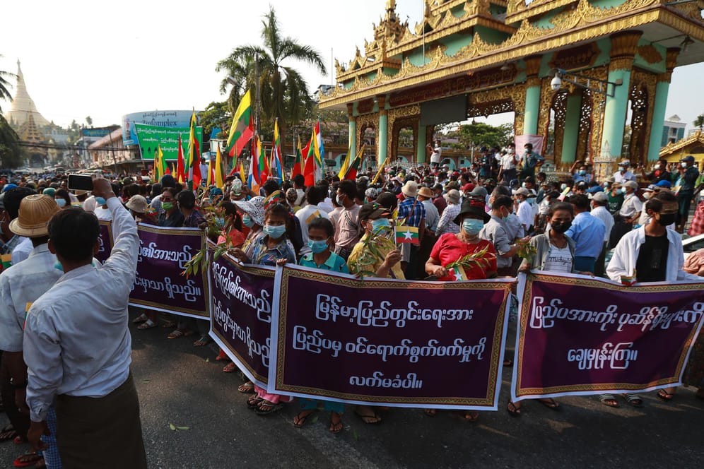 Proteste aus beiden politischen Lagern waren bei den vergangenen Wahlen an der Tagesordnung. Hier demonstrieren Anhänger der Militärs in Yangon (Archivbild)