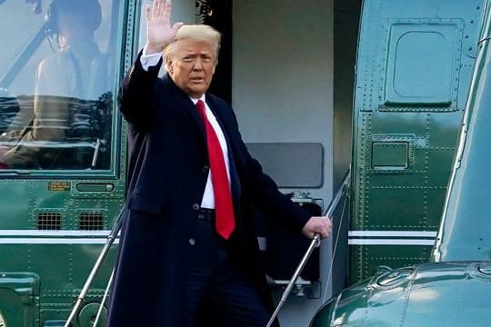 Donald Trump steigt am Tag der Amtseinführung von Joe Biden in die Marine One.