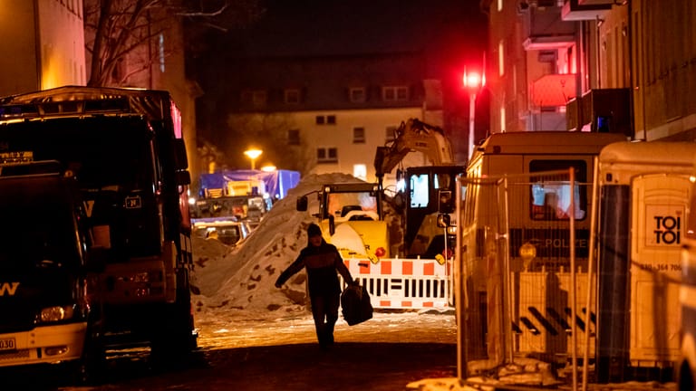 Ein Mann geht durch die Pohlestraße. In Berlin-Köpenick haben am Abend Bewohner von 18 Häusern ihre Wohnungen verlassen müssen, nachdem eine angrenzende Baugrube mit Wasser vollgelaufen war.