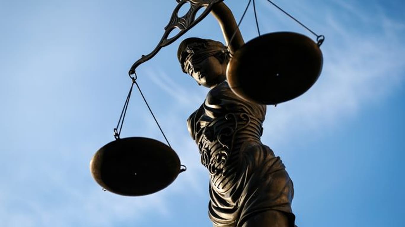 Eine Statue der Justitia hält eine Waage in der Hand (Symbolbild): Ein 31-Jähriger steht in Düsseldorf wegen versuchten Mordes und Brandstiftung vor Gericht.