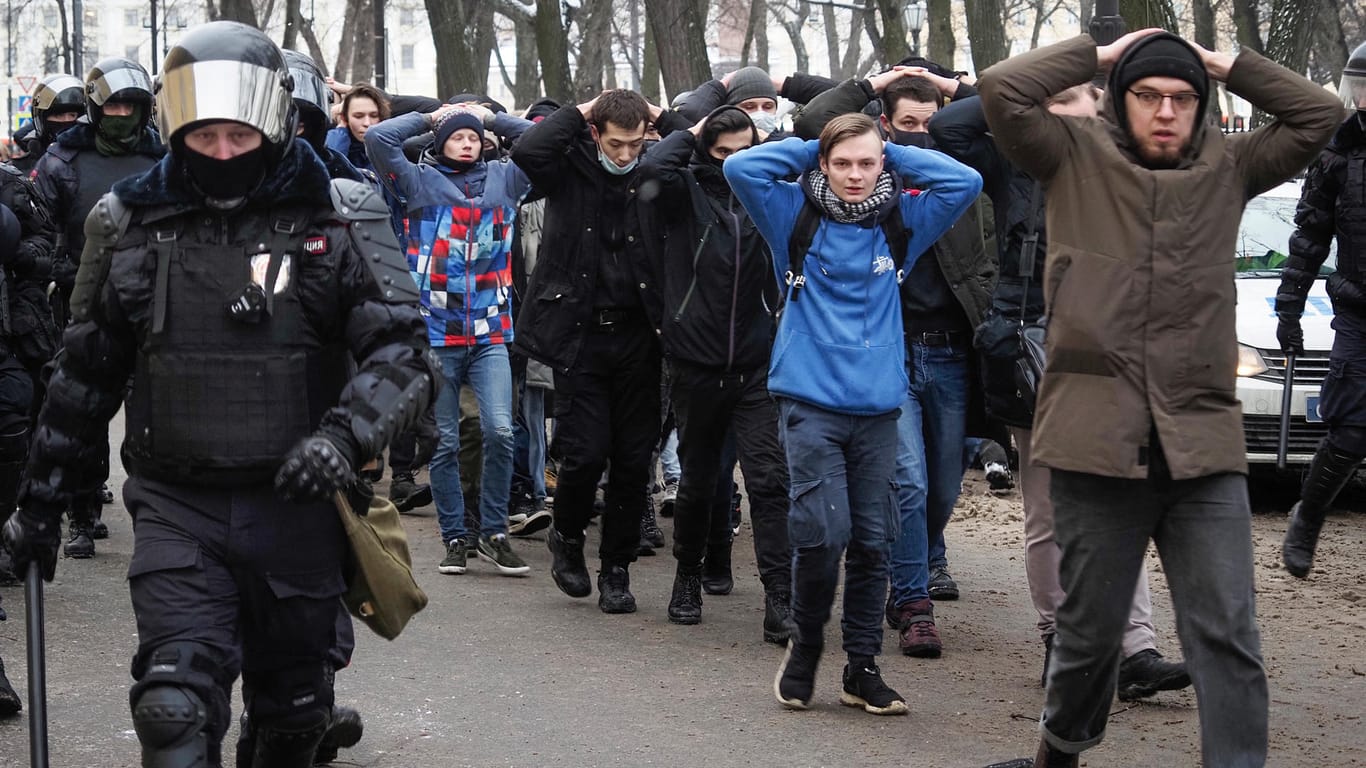 Abgeführt wie Strafgefangene: Junge Demonstranten in Moskau auf dem Weg in den Polizeiarrest.