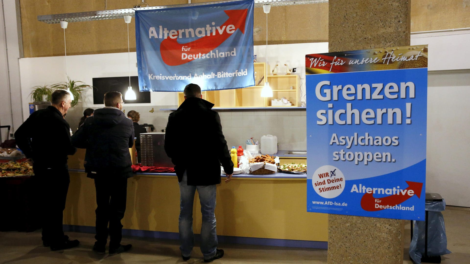 AfD-Unterstützer stehen an einem Wahlkampfstand. Eine Studie zeigt, dass 29 Prozent der AfD-Wähler rechtsradikal denken.