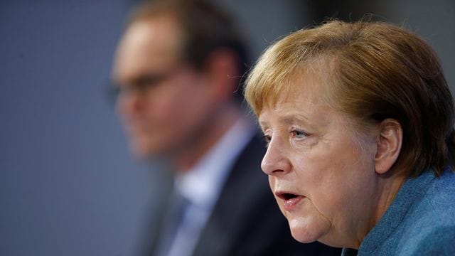 Bundeskanzlerin Merkel geht weiter davon aus, dass jeder Bürger bis zum Ende des Sommers ein Impfangebot bekommt.