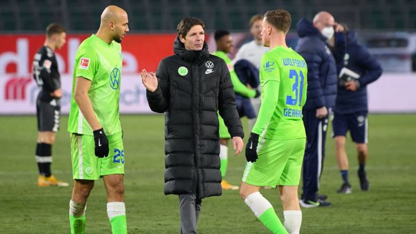 Haben mit Wolfsburg die Königsklasse im Blick: Trainer Oliver Glasner mit Yannick Gerhardt (r) und John Brooks.
