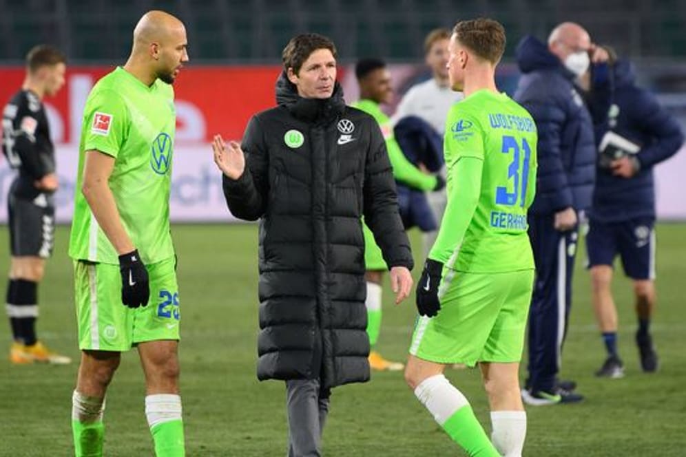 Haben mit Wolfsburg die Königsklasse im Blick: Trainer Oliver Glasner mit Yannick Gerhardt (r) und John Brooks.