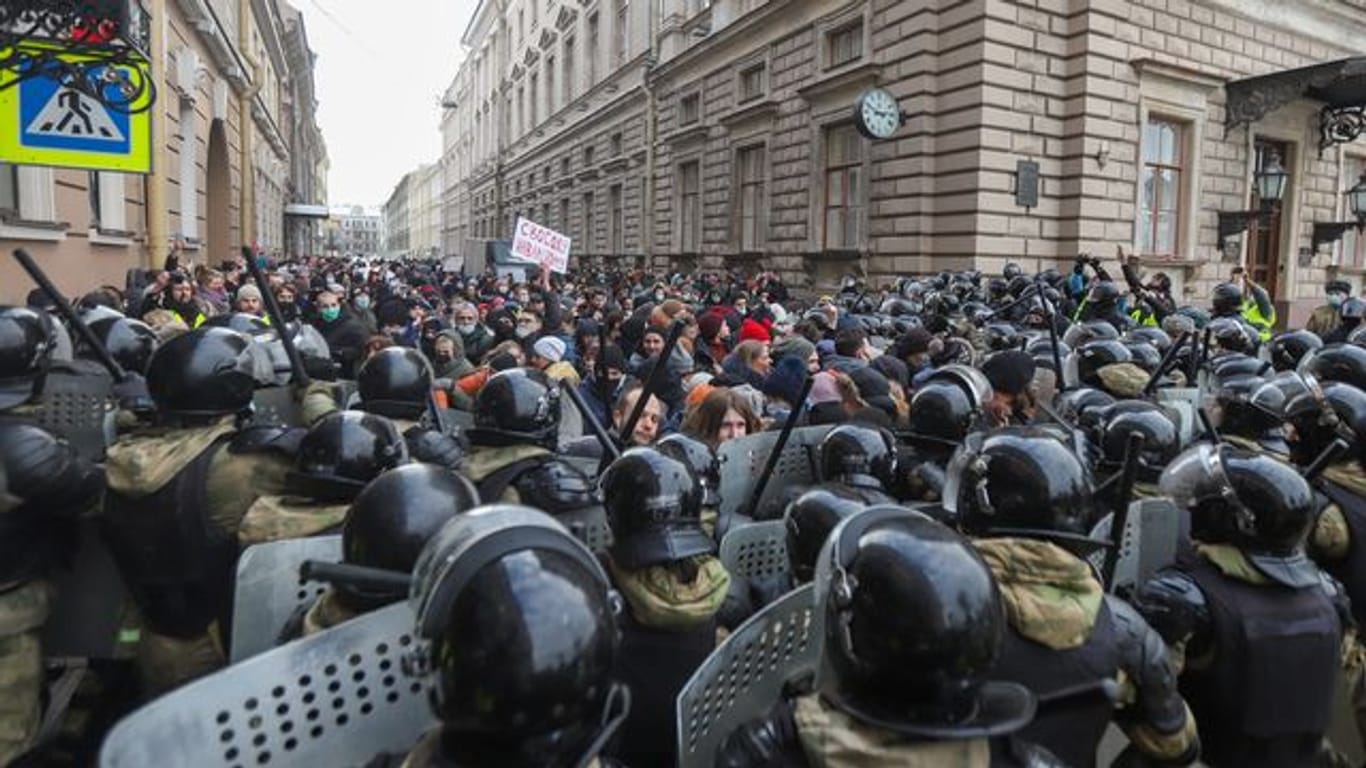 Mitglieder der Nationalgarde blockieren bei einem Protest in Sankt Petersburg die Straße.