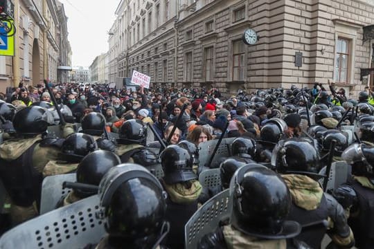Mitglieder der Nationalgarde blockieren bei einem Protest in Sankt Petersburg die Straße.