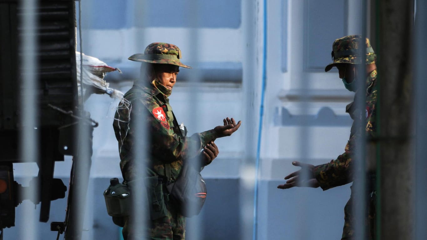Soldaten im Rathaus von Yangon, der größten und wichtigsten Stadt in Myanmar.