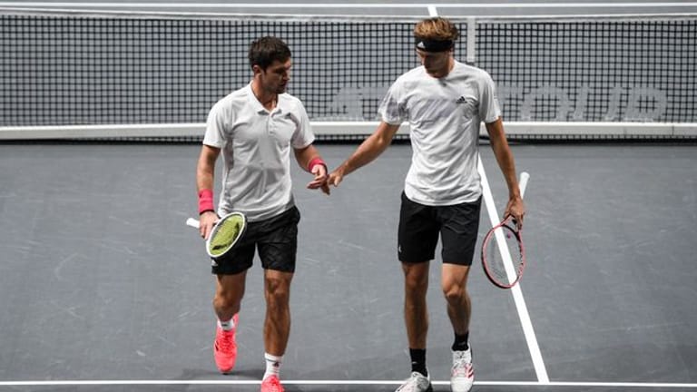 Mischa Zverev (l) betreut das deutsche Tennis-Team um Bruder Alexander beim ATP Cup.