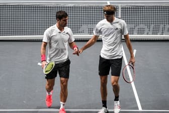 Mischa Zverev (l) betreut das deutsche Tennis-Team um Bruder Alexander beim ATP Cup.