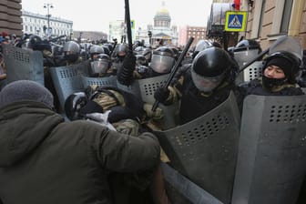 Eine Polizeisperre in St. Petersburg: In Russland gingen Tausende Menschen für die Freilassung von Kremlkritiker Nawalny auf die Straßen.
