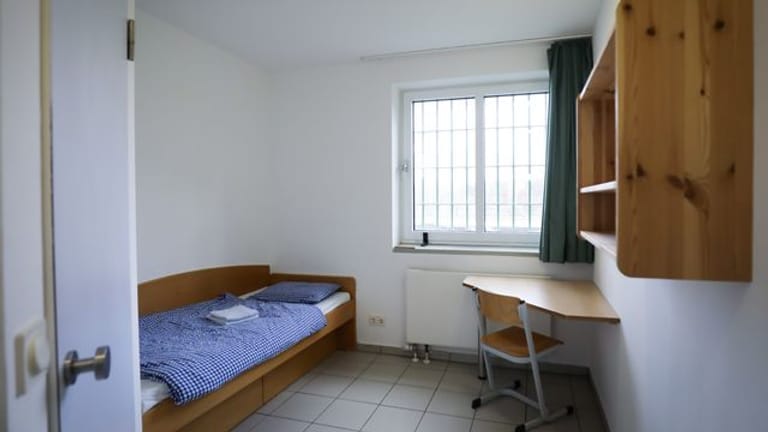 Blick in einen Zellenraum der Jugendarrestanstalt Moltsfelde: Hier könnten bald Quarantäne-Verweigerer untergebracht werden.