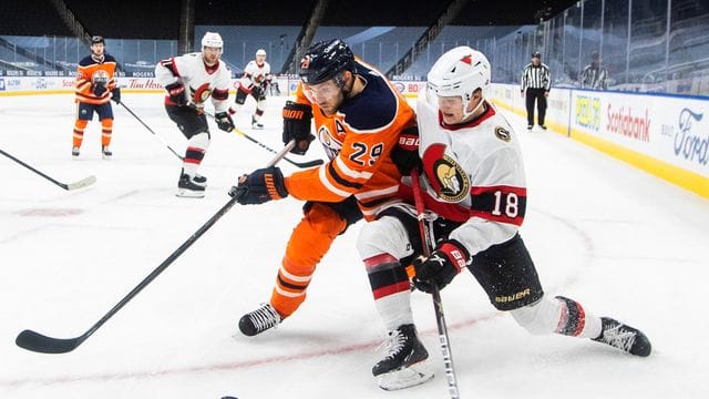 Deutsches Duell auf dem Eis: Oilers-Star Leon Draisaitl (l) von Senators-Youngster und Tim Stützle. Deutsches Duell auf dem Eis: Oilers-Star Leon Draisaitl (l) von Senators-Youngster und Tim Stützle.
