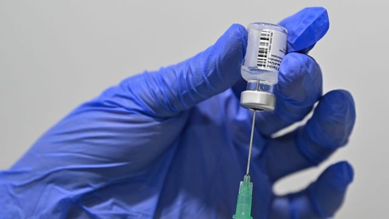 Eine Corona-Schutzimpfung mit dem Wirkstoff von Biontech/Pfizer wird im Impfzentrum Frankfurt (Oder) vorbereitet.