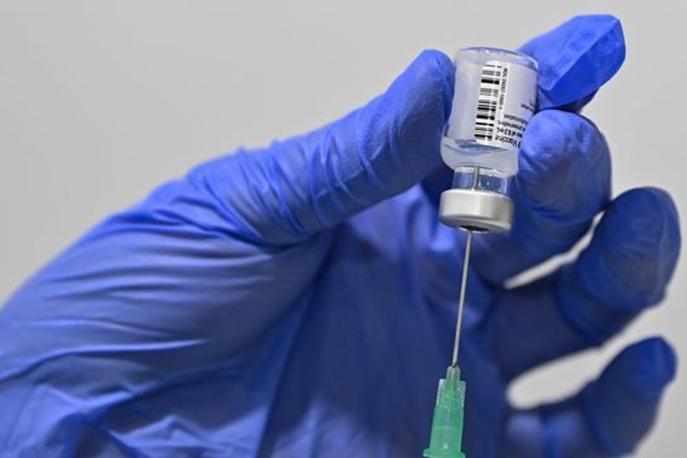 Eine Corona-Schutzimpfung mit dem Wirkstoff von Biontech/Pfizer wird im Impfzentrum Frankfurt (Oder) vorbereitet.