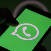 WhatsApp: Der Messengerdienst macht in Statusmeldungen Werbung für sich selbst.