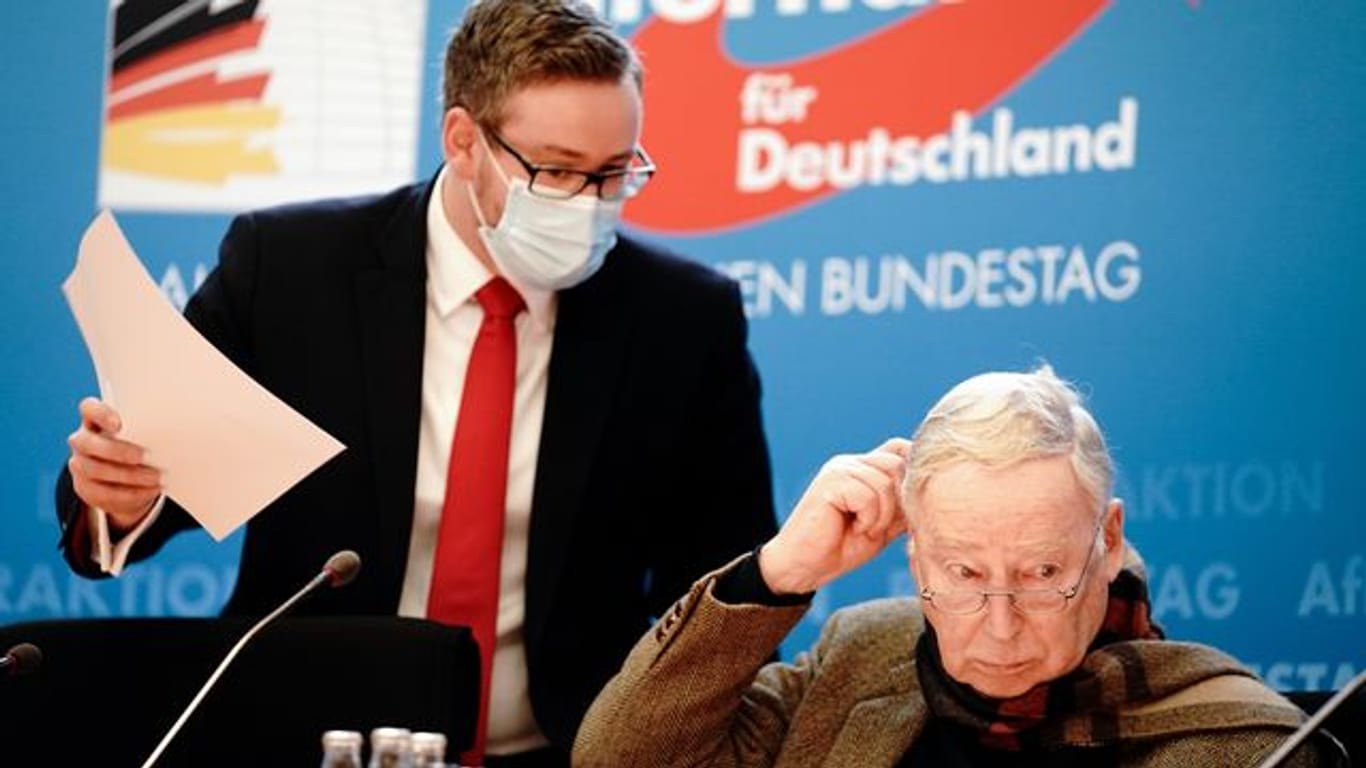 AfD-Chef Alexander Gauland zusammen mit Parteikollege Sebastian Münzenmeier.