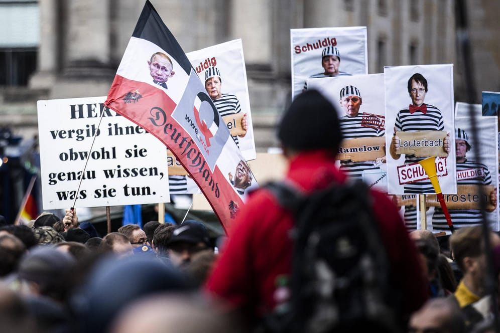 Demonstration gegen Corona-Maßnahmen: In Berlin gingen erneut Hunderte auf die Straße.