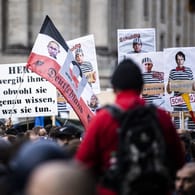 Demonstration gegen Corona-Maßnahmen: In Berlin gingen erneut Hunderte auf die Straße.