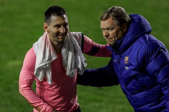 Nimmt seinen Superstar Lionel Messi (l) in Schutz: Barça-Coach Ronald Koeman.
