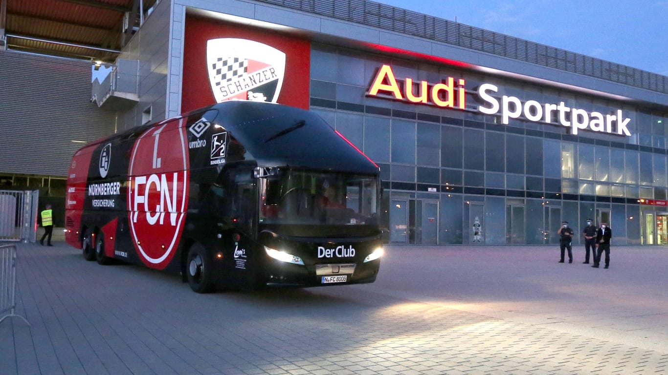 Der Mannschaftsbus des 1. FC Nürnberg bei einem Spiel im Juli 2020 (Archivbild): Bei einem Auswärtsspiel gegen Sandhausen wurde der Bus von Ultras attackiert.