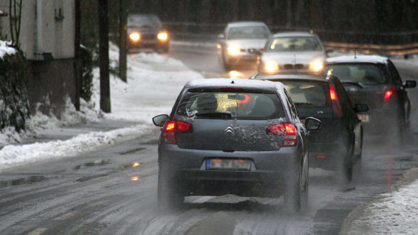 Winterwetter auf den Straßen in NRW (Symbolbild): Glatteis führte zu mehreren Unfällen im Land.