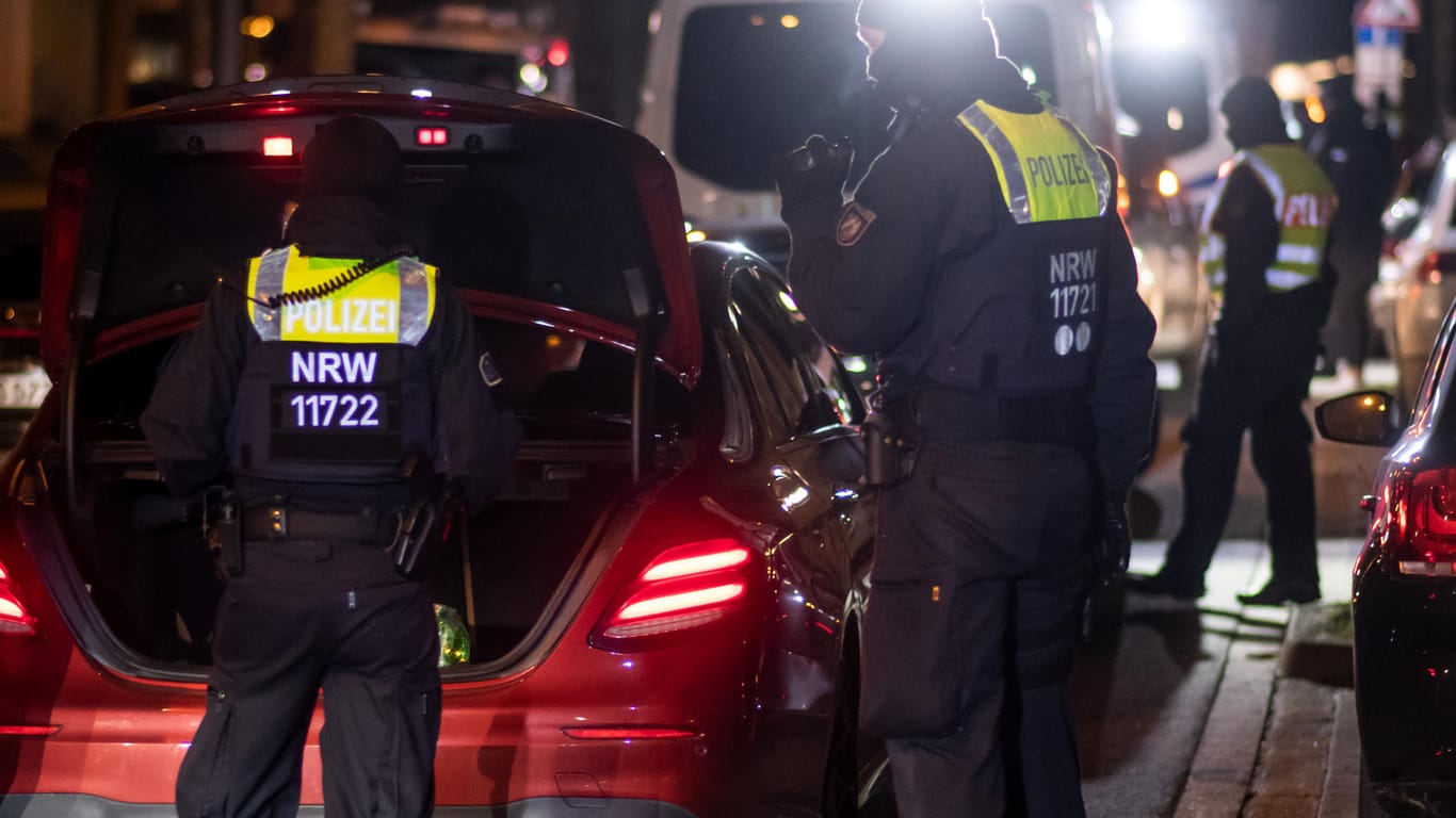 Strategische Fahndung gegen Raser in Dortmund: Die Polizisten kontrollierten an einer Ausfallstraße.