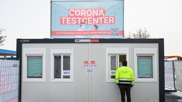 Corona-Testcenter auf einem Rasthof im sächsischen Kodersdorf. Corona-Testcenter auf einem Rasthof im sächsischen Kodersdorf.