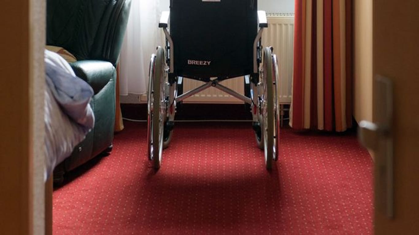 Ein Rollstuhl steht in einem Zimmer einer betreuten Wohngemeinschaft für Senioren.