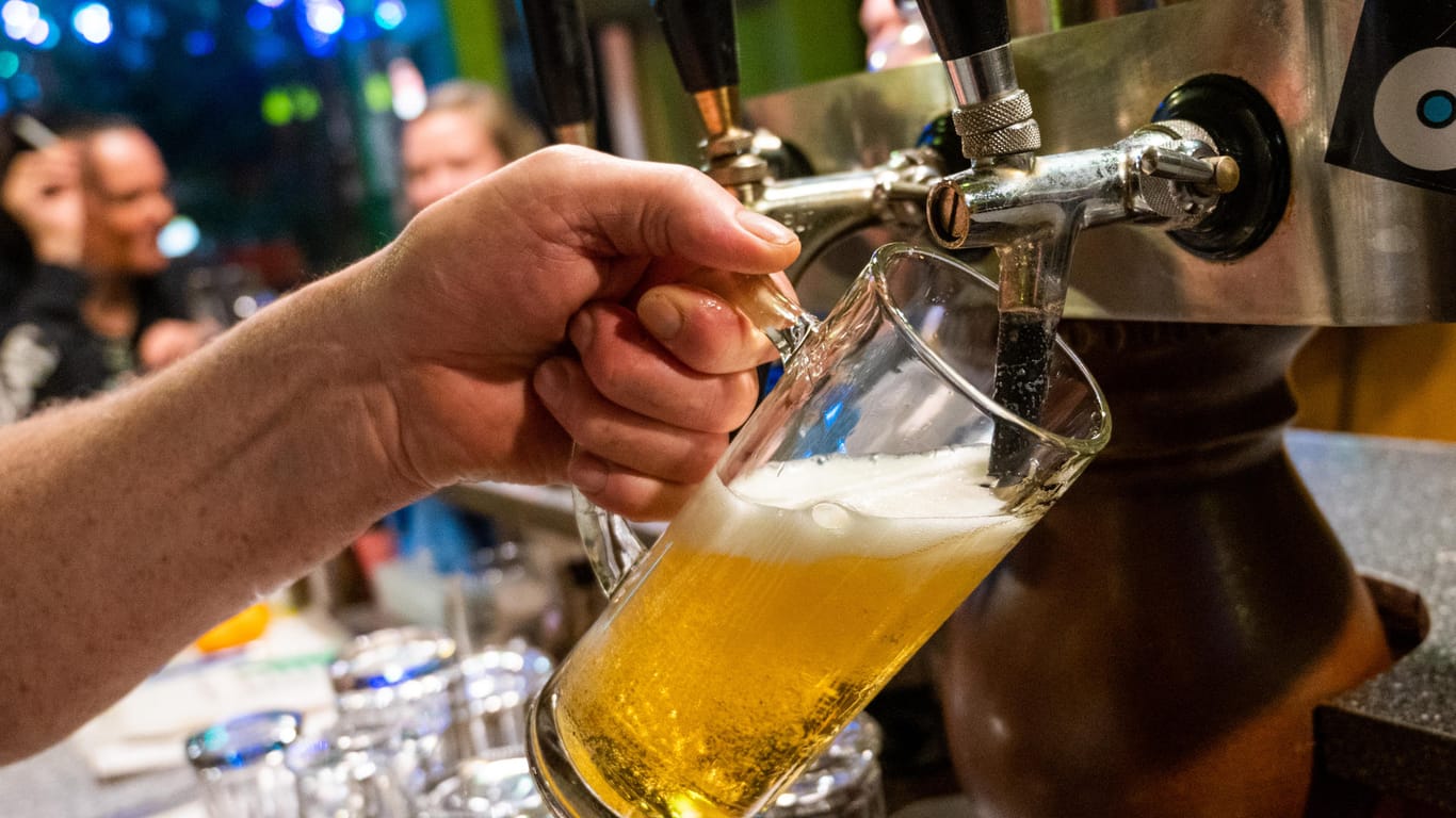 Ein Bier wird gezapft (Archivbild): So wenig Bier wie 2020 haben die Verbraucher in Deutschland seit Jahrzehnten nicht mehr getrunken.
