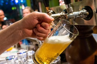 Ein Bier wird gezapft (Archivbild): So wenig Bier wie 2020 haben die Verbraucher in Deutschland seit Jahrzehnten nicht mehr getrunken.