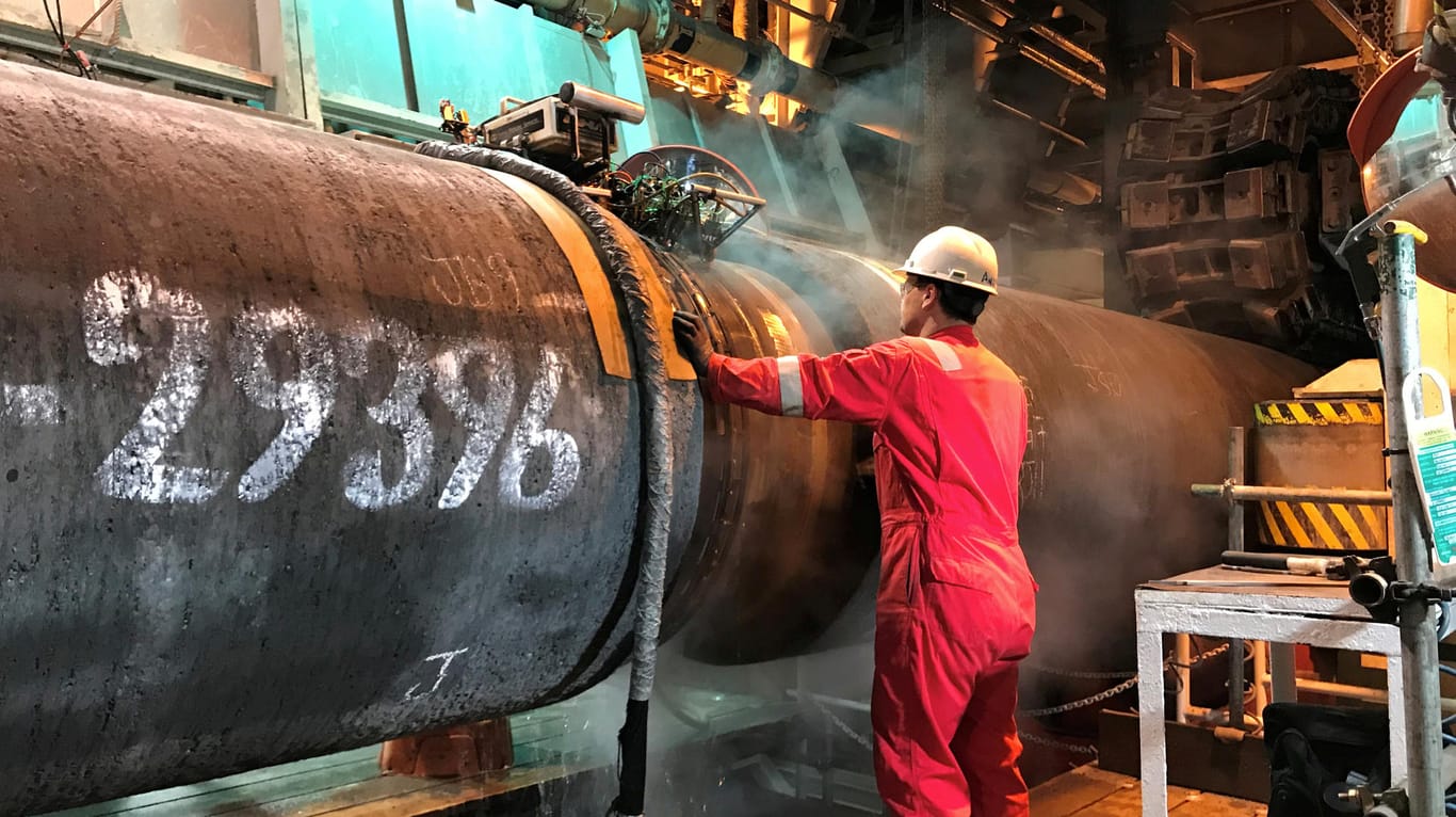 Ein Arbeiter bereitet Röhren für das Pipelineprojekt Nord Stream 2 vor: Frankreich fordert nun den Stopp des Unternehmens.