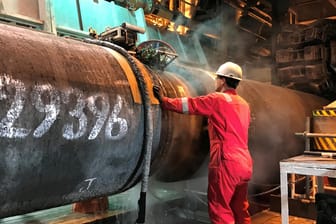 Ein Arbeiter bereitet Röhren für das Pipelineprojekt Nord Stream 2 vor: Frankreich fordert nun den Stopp des Unternehmens.