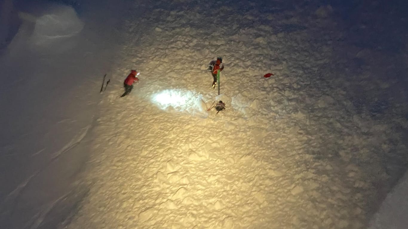 Rettungskräfte suchen nach Verschütteten: Zwei Skitourengeher sind bei einem Lawinenabgang in Sellrain ums Leben gekommen.