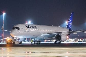 Ein Lufthansa-Flugzeug vom Typ Airbus A350-900 fährt auf dem Hamburger Flughafen in Richtung Startbahn.