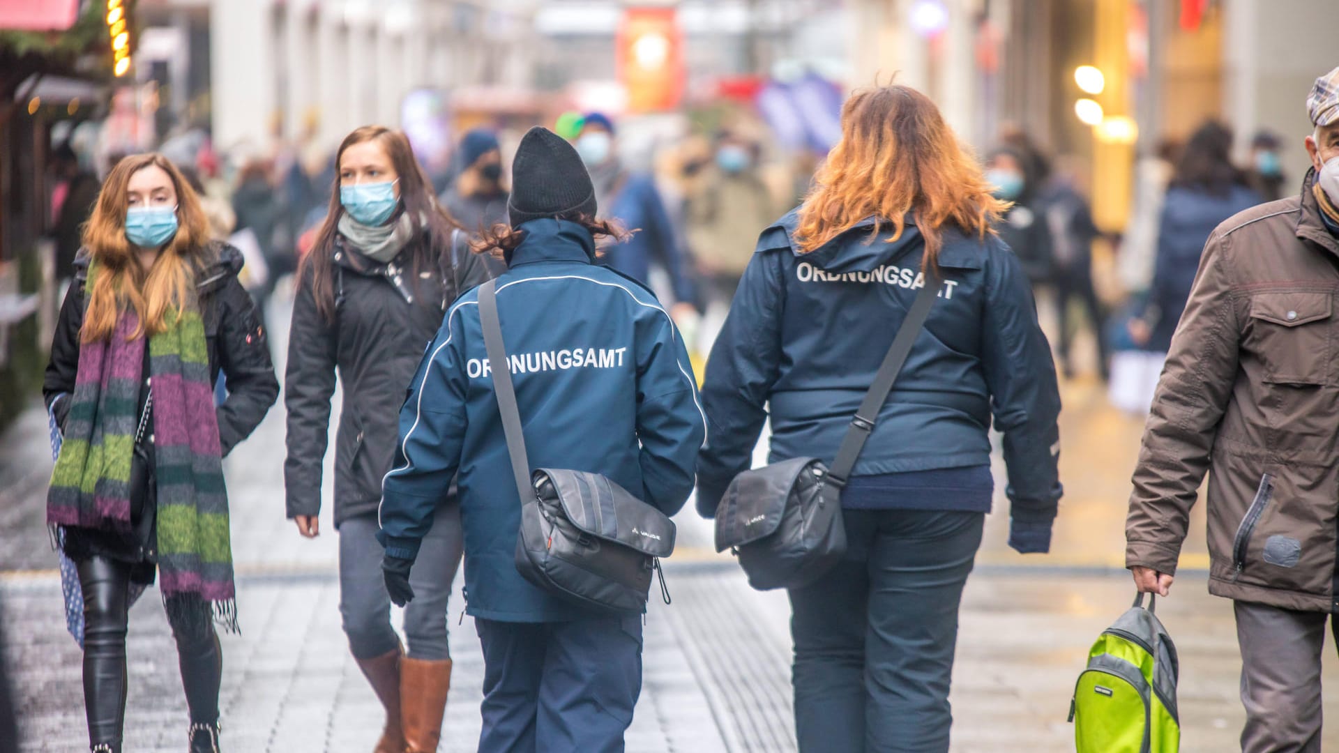 Bußgeld wegen Verstoß gegen die Maskenpflicht: In Braunschweig war eine 17-Jährige angehalten worden. Weil sie nicht zahlte, soll sie nun einen Aufsatz über den Sinn der Regelungen schreiben.