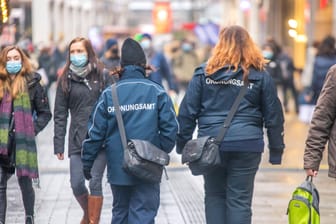 Bußgeld wegen Verstoß gegen die Maskenpflicht: In Braunschweig war eine 17-Jährige angehalten worden. Weil sie nicht zahlte, soll sie nun einen Aufsatz über den Sinn der Regelungen schreiben.