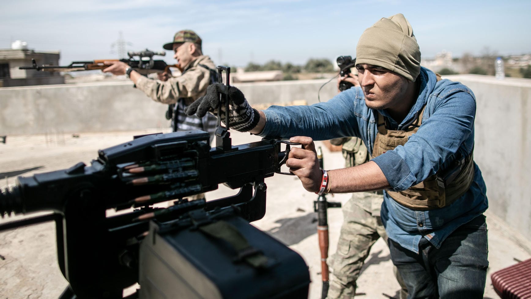 Kriegsszene aus Tripolis: Kämpfer der international anerkannten Regierung feuern ihre Waffen auf Streitkräfte der selbst ernannten Libyschen Nationalen Armee ab. (Archivbild)