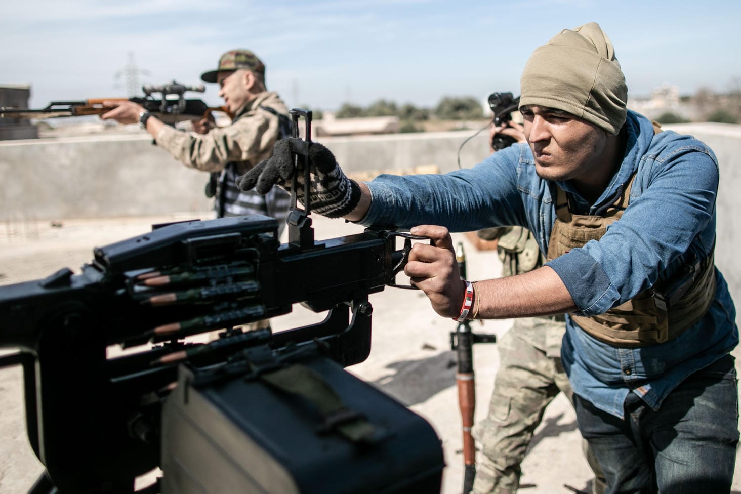 Kriegsszene aus Tripolis: Kämpfer der international anerkannten Regierung feuern ihre Waffen auf Streitkräfte der selbst ernannten Libyschen Nationalen Armee ab. (Archivbild)