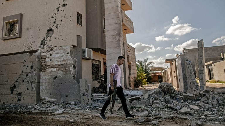 Kriegsschäden in einem Vorort von Tripolis: "Die Lage ist düster", meinen Experten mit Blick auf den Machtkampf rivalisierender Eliten.
