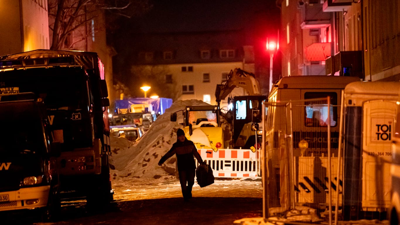 Ein Mann geht durch die Pohlestraße. In Berlin-Köpenick haben am Sonntagabend Bewohner von 18 Häusern ihre Wohnungen verlassen müssen, nun gibt es erste Hinweise auf mögliche Ursachen.