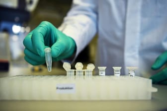 Curevac-Forschung in einem Labor in Tübingen: Der Pharmariese Bayer will den Impfstoff in seinem Werk in Wuppertal herstellen.