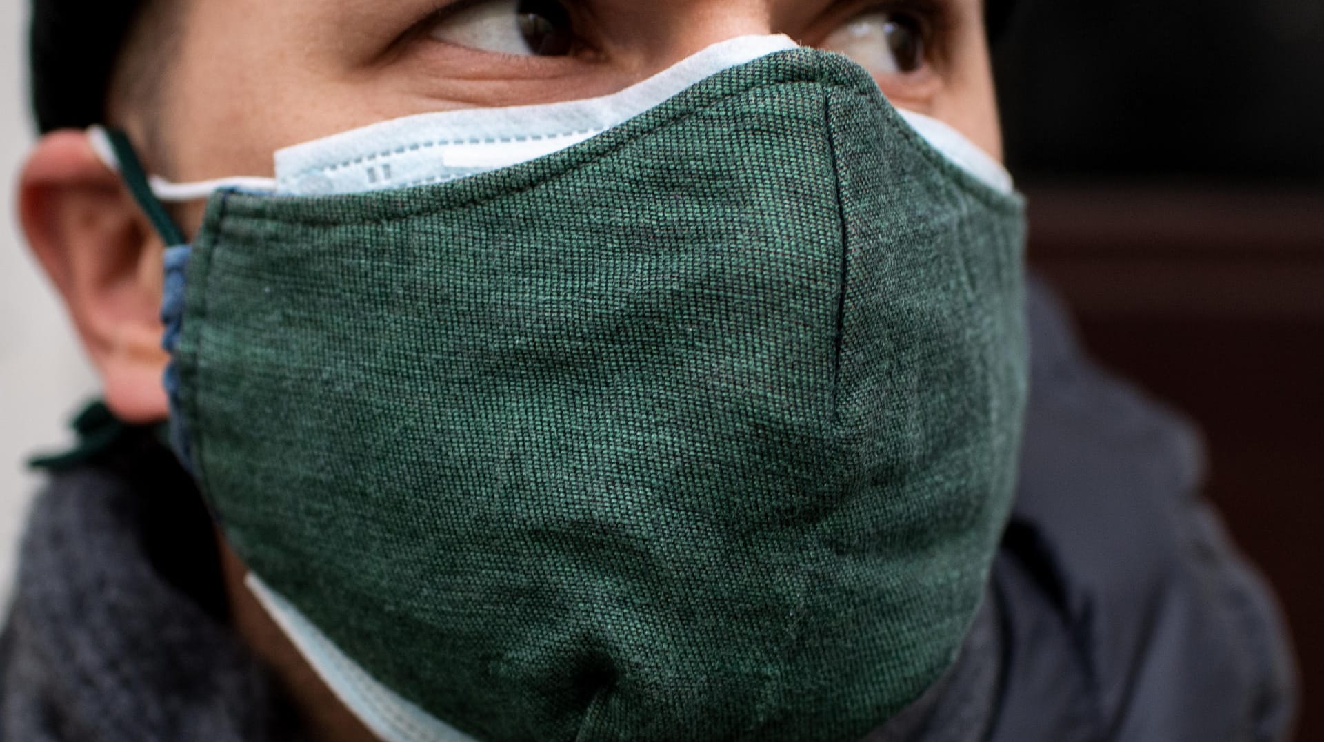 Alltagsmaske über der OP-Maske: Laut eines Experten dienen OP-Masken eher als Fremdschutz. Alltagsmaske über der OP-Maske: Laut eines Experten dienen OP-Masken eher als Fremdschutz.