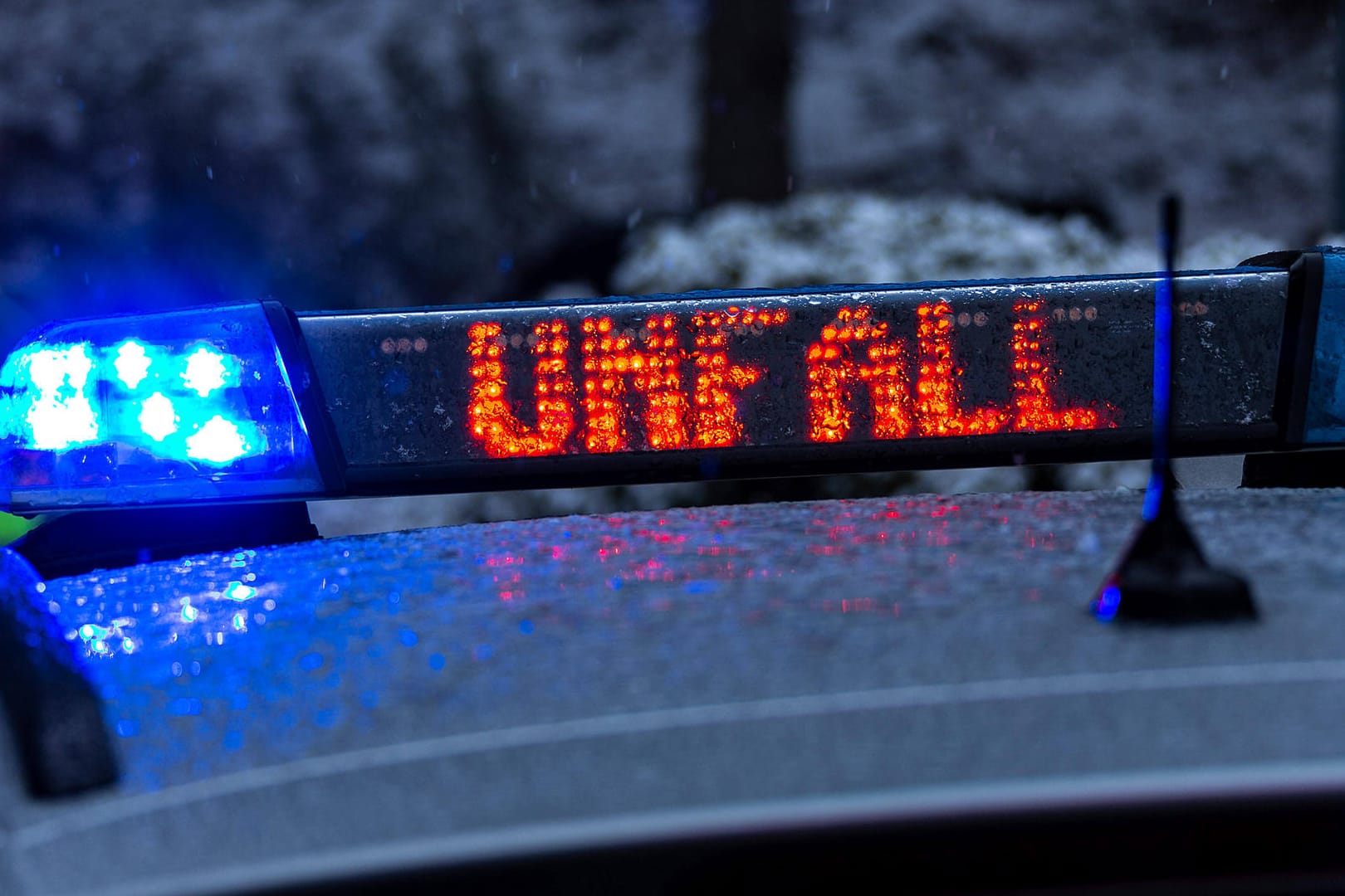 Ein Polizeiwagen mit Blaulicht und LED-Schrift (Symbolbild): In Bielefeld hat es laut Polizei mehr als 100 Unfälle gegeben.