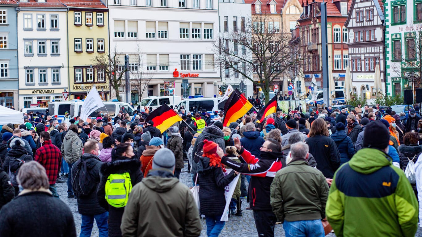 Deutschlandflaggen wehen im Januar auf einer Demo gegen die Corona-Maßnahmen auf dem Domplatz: Wegen Beleidigungen am Rande einer ähnlichen Demonstration im Dezember 2020 ist ein Mann zu einer Geldstrafe verurteilt worden.
